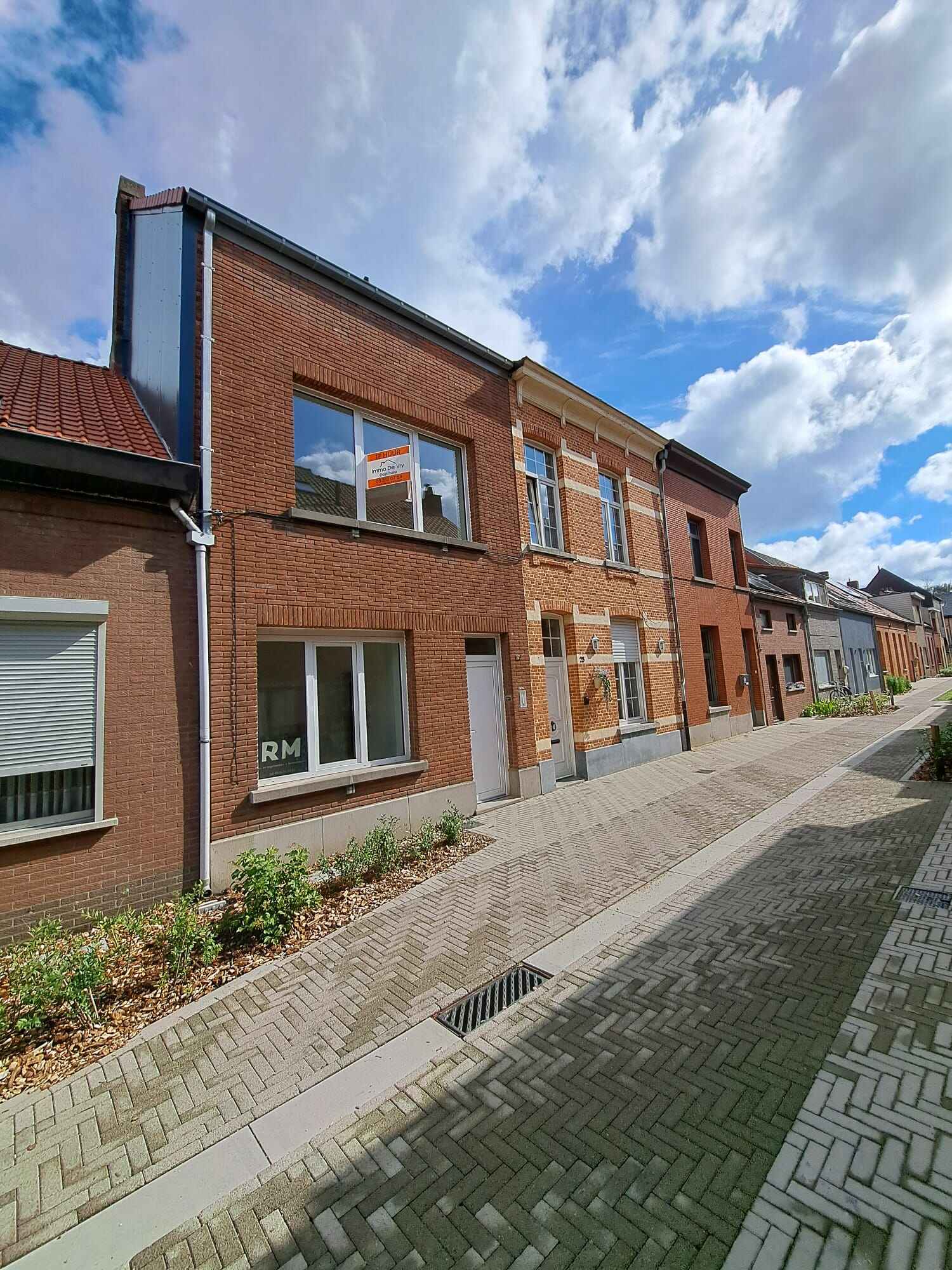 Een mooi gerenoveerde rijwoning bestaande uit een woonkamer met open, ingerichte keuken, 4 slaapkamers, badkamer, bergplaats/wasplaats, terras.