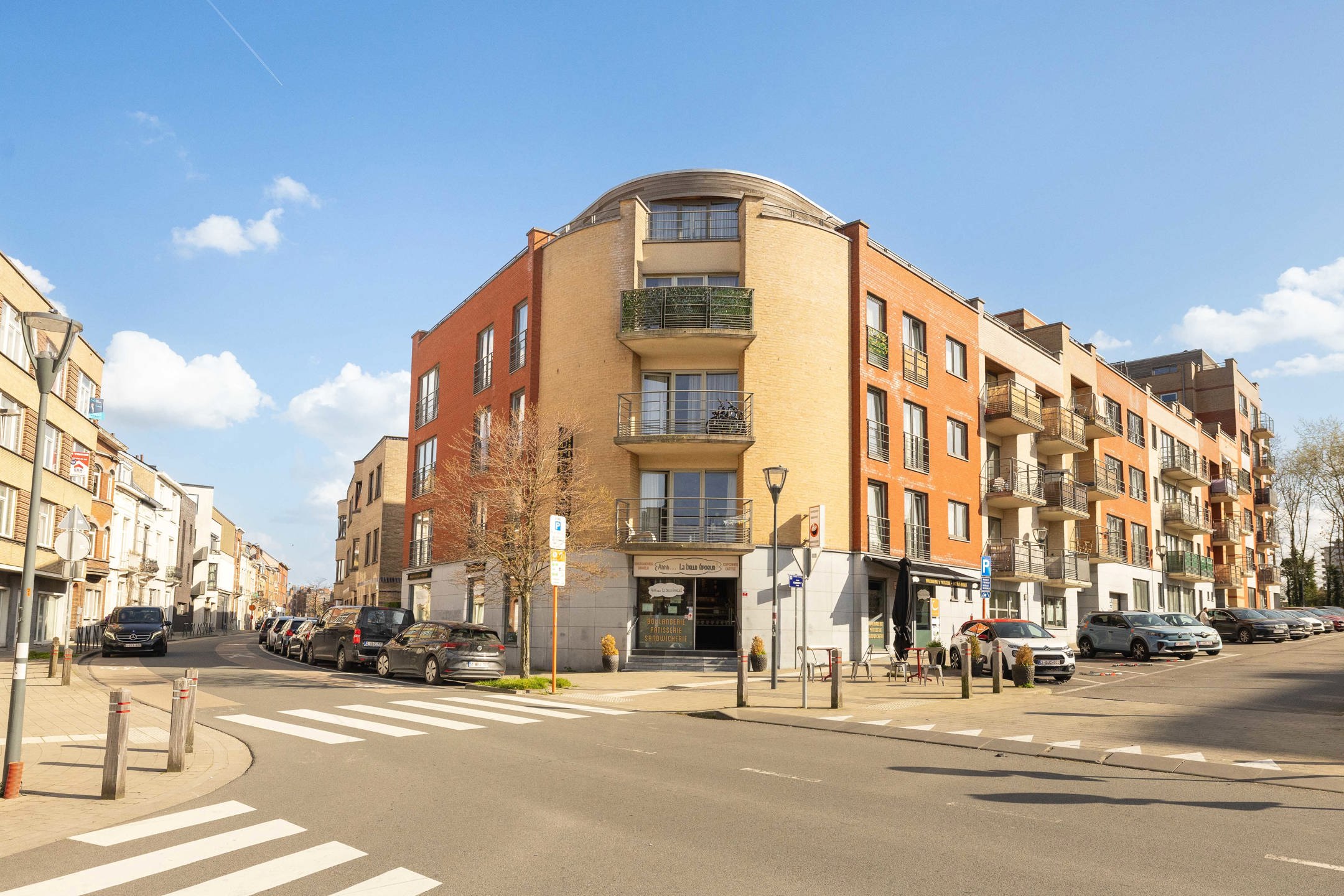 Een rendabel 2-slaapkamerappartement in 1 gegeerde omgeving - foto 4