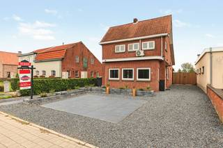 <p>Palton troeven:</p>
<p>- Instapklaar<br />- Twee ruime bijgebouwen<br />- Rustige ligging nabij centrum<br />- weids uitzicht voor en achter<br /><br /></p>
<p>Welkom aan de Steenweg Baarle10 te Poppel! Deze gerenoveerde woning is gelegen op een perceel van maar liefst 952 m² en beschikt naast de woning over twee ruime bijgebouwen van 43 m² en 74 m².</p>
<p>De woning is bereikbaar via de zij-ingang of langs de achterzijde, rechtstreeks via de keuken. De keuken vormt een centraal punt in de woning en staat in verbinding met de verschillende leefruimtes.</p>
<p>De woonkamer is gezellig ingericht met ruimte voor een comfortabele zithoek en een eetgedeelte. De doorkijkhaard zorgt voor een aangename sfeer en vormt een mooi centraal element in de leefruimte.</p>
<p>De keuken is praktisch ingericht en beschikt over de nodige apparatuur. Aansluitend bevindt zich een praktische wasplaats met bergruimte en een ruime veranda waar het in het voorjaar en in de zomer goed vertoeven is.</p>
<p>Op het gelijkvloers bevindt zich tevens de badkamer, uitgerust met een douche, lavabo en toilet.</p>
<p>Via de vast trap bereiken we de eerste verdieping, waar zich drie slaapkamers bevinden.</p>
<p>Een belangrijke troef van het perceel is de aanwezigheid van twee afzonderlijke bijgebouwen van 43 m² en 74 m², goed voor samen 117 m² extra ruimte.</p>
<p>Deze ruimtes bieden tal van mogelijkheden en kunnen onder meer dienstdoen als atelier, hobbyruimte, werkruimte, opslagruimte, garage of bergruimte. Ook voor zelfstandigen of hobbyisten die nood hebben aan extra ruimte zijn deze bijgebouwen bijzonder interessant.</p>
<p>Het ruime perceel van 952 m² biedt daarnaast voldoende mogelijkheden om te genieten van de tuin en de buitenruimte.</p>
<p>Kortom deze woning combineert een instapklare woonomgeving met drie slaapkamers, een ruime veranda, een perceel van 952 m² .De combinatie van wonen en de vele extra gebruiksmogelijkheden maakt dit een veelzijdig pand met potentieel voor uiteenlopende woon- en werkbehoeften.</p>
<p>Bent u op zoek naar een instapklare en gerenoveerde woning en mogelijkheden, gelegen op een ruim perceel en toch nabij het centrum?</p>
<p>Neem dan snel contact op via Judith@palton.be of 0032 492 78 31 74.</p>