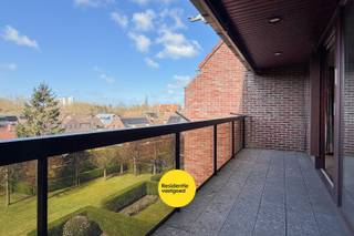 Dit zeer ruim appartement op de derde verdieping is gelegen in de gegeerde wijk Kristus Koning, nabij het Graaf Visartpark. Met een bewoonbare oppervlakte van 106 m² geniet u hier van een comfortabele en praktische indeling. Het appartement heeft een gunstig EPC-label B (104 kWh/m²jaar), waardoor er geen renovatieverplichting geldt!<br />De inkomhal beschikt over een ingemaakte kast, voorzien van was- en droogtoestel, alsook een praktische berging. De lichtrijke leefruimte en aansluitende keuken geven rechtstreeks toegang tot het zonnig terras met zicht op de gemeenschappelijke tuin. Verder zijn er 2 volwaardige slaapkamers aanwezig, alsook een badkamer met nieuwe douche en apart toilet. Optioneel kan er een dubbele garage worden aangekocht voor 85.000€ of een enkele garage voor 45.000€. Lift aanwezig in het gebouw (°2023). (Gvg, Wg, Gmo, Gvkr, Gvv)