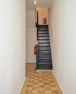 Nabij winkels, openbaar vervoer en diverse invalswegen vinden we dit split-level één slaapkamer appartement. Living met ingemaakte kasten en parket vloer, open keuken voorzien van o.a. vaatwasser en ijskast, badkamer (inloopdouche - toilet &amp; lavabo) en één slaapkamer met overdekt terras. In het gebouw is tevens een ruime kelder voorzien. <br /><br />gerenoveerd in 2018. heden is het appartement verhuurd. <br /><br />verdere info en/of bezoek: info@accentvastgoed.be of 03/288.34.70.