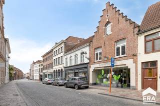 INSTAPKLAAR HANDELGELIJKVLOERS IN CENTRUM BRUGGE MET 2 PARKEERPLAATSENOp zoek naar een commercieel toplocatie in het hart van Brugge? Ontdek dit...