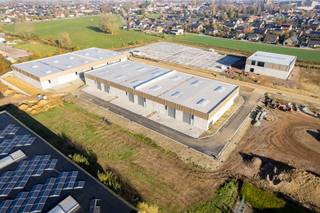 In bedrijvenpark THEA in Tielt is 1 van de laatste 4 nieuwbouw KMO-units van 212 m² te koop, inclusief twee private parkeerplaatsen.De casco-units...