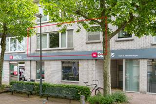 Dit uitzonderlijk ruime appartement bevindt zich op de eerste verdieping van het complex en kent een uiterst logische en comfortabele indeling...