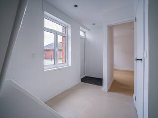 Deze stijlvolle, instapklare woning is prima gelegen op een boogscheut van het centrum van Berendrecht. Openbaar vervoer, scholen en winkels zijn dan ook allen in de directe omgeving te vinden. Het pand werd het afgelopen jaar volledig gerenoveerd in een eigentijdse stijl en met aandacht voor comfort, licht en energiezuinigheid. U komt de woning binnen via een aparte inkomhal met gastentoilet en ingemaakte kasten. De woonkamer vormt samen met de eetplaats en de open keuken één riante leefruimte, waar bijzonder veel daglicht binnenvalt via verschillende, grote raampartijen. Op de vloer ligt een tijdloze, lichtgrijze tegel. Naast de keuken is nog een handige berging/wasplaats voorhanden. Op het gelijkvloers bevindt zich verder nog een ruime master-bedroom op fineerparket met een ensuite-badkamer, voorzien van een inloopdouche en dubbele wastafel met meubel. De 1e verdieping telt 2 ruime slaapkamers, een 2e badkamer met inloopdouche en wastafel met meubel en een apart toilet. Het perceel heeft een totale oppervlakte van 705m². De grote tuin met tuinberging werd netjes aangelegd en loopt tot diep door. U vindt hier een heerlijk plekje om in alle rust en privacy van de buitenlucht te genieten. De tuin is tevens vanaf de straatzijde toegankelijk via een poortje naast de woning. De woning heeft een gunstig energielabel B. Echter mits plaatsing van 8 zonnepanelen, zou u een energielabel A kunnen bekomen. Bekijk hiervoor zeker een simulatie van het EPC onder het tabblad 'Documenten' op de website van Fimmo Vastgoed.