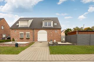 <p>Recente, instapklare woning (BJ 2009) op een zeer rustige ligging! We betreden de woning via de ruime inkomhal met gastentoilet en vestiaire, die toegang biedt tot de ruime en lichtrijke woonkamer met open keuken. De keuken is volledig uitgerust met een kookplaat, dampkap, oven, microgolfoven, vaatwasmachine, koelkast en dubbele spoelbak. Op de eerste verdieping bevinden zich twee volwaardige slaapkamers, een apart toilet en de badkamer, ingericht met een ligbad, douche en dubbele lavabo. Buiten geniet u van een aangenaam overdekt terras en een zonnige tuin met tuinhuis en extra overkapping. Verder beschikt de woning over een praktische inpandige garage. De woning is gelegen in een zeer rustige omgeving, maar geniet tegelijkertijd van een centrale ligging met winkels, scholen, openbaar vervoer en andere dagelijkse voorzieningen in de nabije omgeving. Extra troeven: gunstige EPC-score, zonnepanelen en een conforme elektrische keuring. Wenst u meer informatie of een bezoek ter plaatse? Contacteer ons via 03 568 03 03 of lauren@vastgoed03.be </p>