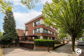 <p><span>Dit fijne gelijkvloerse appartement van 74m² is gelegen in Wilrijk en biedt een ideale combinatie van ruimte en functionaliteit. Gelegen in een groene en rustige woonbuurt met goede verbindingen naar omliggende invalswegen, openbaar vervoer en lokale winkels en andere voorzieningen.</span></p><p><span> </span></p><p><span>We komen het appartement binnen via een ruime inkomhal die alle kamers met elkaar verbindt. De ingebouwde vestiairekast biedt een praktische oplossing om jassen op te bergen. In de hal is tevens een apart toilet te vinden.</span></p><p><span> </span></p><p><span>De woonkamer geniet van een aangename lichtinval dankzij de grote raampartijen. De ruimte is voldoende groot voor een grote eettafel en een comfortabel salon. Een statige sierschouw vervolledigd het geheel. De overvloedige lichtinval maakt dit ruime vertrek een ideale plek om te ontspannen en te leven.</span></p><p><span> </span></p><p><span>De keuken is functioneel ingericht met een gasvuur, gootsteen en verschillende kasten. Kortom een praktische keuken voor dagelijks gebruik.</span></p><p><span> </span></p><p><span>Er is een volwaardige slaapkamer aanwezig die werd aangekleed met een nette laminaatvloer. De ruimte biedt voldoende plaats voor een dubbel bed en grote kast.</span></p><p><span> </span></p><p><span>De badkamer werd kortgeleden gerenoveerd en beschikt over een ruime inloopdouche, lavabo en handdoekradiator. Er werd gekozen voor een afwerking met verzorgde tegels die onderhoudsvriendelijk zijn en het geheel een moderne uitstraling geven.</span></p><p><span> </span></p><p><span>Het appartement beschikt tevens over een kelderberging en garage. Deze laatste is onder het gebouw, aan de zijkant terug te vinden.</span></p><p><span> </span></p><p><span>Troeven</span></p><p><span> </span></p><ul><li><span>Centrale ligging</span></li><li><span>Vernieuwde badkamer</span></li><li><span>Kleinschalig gebouw</span></li><li><span>Beperkte gemeenschappelijke kosten</span></li><li><span>Inclusief garage</span></li></ul><p><span> </span></p>