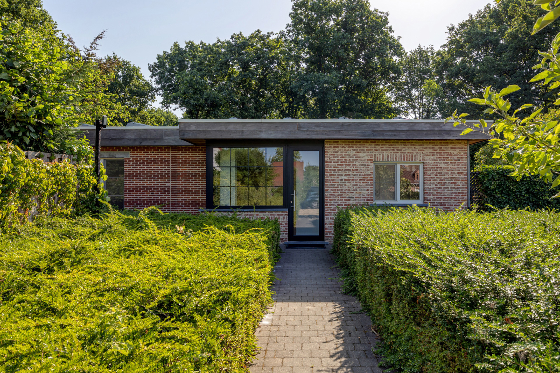 Vrijstaande gelijkvloers woning met ruime tuin en parking - foto 1