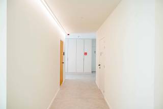 <p><strong>Instapklare kantoren te huur op toplocatie in Merelbeke</strong></p>
<p>Nog 2 van de 7 beschikbaar!<br /><br />Ben je op zoek naar een stijlvolle, professionele kantoorruimte op een strategische locatie? Ontdek onze volledig uitgeruste kantoren en werkplekken voor 1 tot 8 personen in het hart van Merelbeke. Ideaal voor freelancers, kleine teams of groeiende bedrijven die comfort, uitstraling en flexibiliteit belangrijk vinden.<br /><br />Waarom kiezen voor onze kantoren?<br />- Toplocatie in Merelbeke – Vlot bereikbaar, dichtbij opritten en openbaar vervoer<br />- Volledig ingericht – Moderne bureaus, comfortabele stoelen en een professionele uitstraling<br />- Shared services – Gebruik van gemeenschappelijke ruimtes, waaronder:</p>
<ul>
<li>Een volledig uitgeruste keuken</li>
<li>Een high-end boardroom met de nieuwste vergadertechnologie</li>
<li>All-in formule – Geen verrassingen achteraf.</li>
<li>Inclusief:<br />- Schoonmaak eigen kantoor &amp; gemeenschappelijke delen<br />- Energie, water &amp; internet<br />- Dagelijkse koffievoorziening<br /><br />Of je nu alleen werkt of deel uitmaakt van een team: hier vind je de rust, het comfort en de uitstraling om professioneel te groeien.<br />Prijs vanaf 525 EUR/maand, exclusief BTW<br /><br />Interesse in verdere info en/of bezoek? Bel Philip op 0495592077 of via philip@cornelis-goeman.be</li>
</ul>