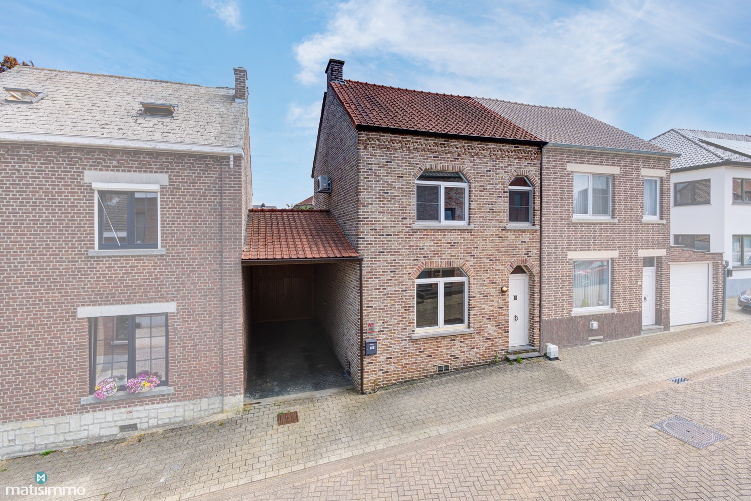 VERRASSEND, INSTAPKLARE EENGEZINSWONING MET OPMERKELIJKE MULTIFUNCTIONELE RUIMTE TE VLIERMAAL - foto 1