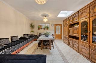 <p><b>Te moderniseren gezinswoning met 4 slaapkamers en ruime tuin in Hoboken.</b></p>
<p><strong>Indeling:<br /></strong>U betreedt de woning via de centrale inkomhal. Aan de rechterzijde bevindt zich de eerste leefruimte (ideaal als zithoek, bureau of speelkamer). Terug via de inkomhal komen we terecht in de tweede leefruimte met aansluitend de keuken. Vanuit de keuken heeft u directe toegang tot de aangename tuin van 65 m².<br />Op het eerste verdiep,<em> </em>de nachthal biedt toegang tot een ruime badkamer en <strong>3 volwaardige slaapkamers.</strong> Vervolgens de <strong>4de en grootste slaapkamer</strong> op het bovenste verdiep.<br /><strong><br />Bijzonderheden:<br /></strong>EPC-label <strong>C</strong>;<br />Dubbele beglazing;<br />De woning werd gerenoveerd in ca 2000;<br />Recente boiler.<br /><strong><br />Ligging:<br /></strong>Uiterst gunstig gelegen in een rustige straat in Hoboken. U geniet van een <strong>centrale ligging </strong>waarbij <strong>alle faciliteiten </strong>zoals winkels, scholen en het openbaar vervoer zich <strong>in de directe omgeving</strong> bevinden.</p>