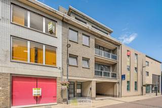 <strong>IDEALIS VASTGOED - PRACHTIG GERENOVEERD GELIJKVLOERSAPPARTEMENT MET STADSTUIN IN HARTJE HAMONT! Dit uiterst ruime appartement van het bouwjaar 1974 omvat maar liefst 128m² netto bewoonbare oppervlakte met een ruime woonkamer, open keuken, 2 slaapkamers, badkamer, een fijne stadstuin, kelder en overdekte parkeerplaats. Zeer geschikt voor kandidaten op zoek naar een gerenoveerd en extra ruim appartement, instapklaar en gelegen middenin het stadscentrum van Hamont!<br /><br />LIGGING: </strong><br />Dit appartement is gelegen in van de stadskern van Hamont (deelgemeente Hamont-Achel). Vanuit het appartement heeft u binnen enkele passen toegang tot openbaar vervoer, horeca en grote winkelketens. Het appartement bevindt zich in een rustige straat en is tevens gelegen op enkele kilometers van de Nederlandse grens.<br /><br /><strong>INDELING: </strong><br /><strong>Gelijkvloerse verdieping: </strong><br />- Private inkomhal – toilet – slaapkamer 1 – berging/wasplaats – badkamer voorzien van ruimte inloopdouche – slaapkamer 2 – ruime en lichtrijke woonkamer met open keuken – trap naar kelder<br /><strong>Kelder:</strong><br />- Ruime kelder<strong> </strong>(mogelijks tot bureel of extra slaapkamer) -<br /><br /><strong>Tuin: </strong><br />- Stadstuin van +- 140m²! -<br /><br /><strong>EXTRA TROEVEN:</strong><br />- Praktische indeling<br />- Ruime woonkamer<br />- Zonnig appartement!<br />- Instapklaar!<br />- Overdekte autostaanplaats<br />- Gegeerde locatie: middenin van het centrum van Hamont, alsook op een steenworp van de Nederlandse grens<br /><br />EPC: 177kWh/(m²jaar) - certificaatcode: 20201125-0002343797-RES-1<br /><br /><strong>Stedenbouwkundige Inlichtingen:</strong><br />Bouwvergunning - Woongebied - Geen dagvaarding - Geen voorkooprecht – Verkavelingsvoorschriften<br /><br /><strong>O-peil:</strong> Niet overstromingsgevoelig<br /><br />Asbestattest: Asbestveilig<br /><br /><strong>Benieuwd naar dit knappe appartement? Ons IDEALIS Team geeft U met plezier en steeds vrijblijvend de nodige informatie via e-mail, ter plaatse of op ons kantoor te Pelt.<br />Wenst U advies omtrent uw eigen woning? Graag plannen wij vrijblijvend met U een afspraak in om onze expertise met U te delen, steeds tot Uw dienst!!<br />Neem contact op met IDEALIS VASTGOED op 011/515 565 of mail naar info@idealisvastgoed.be!</strong><br />