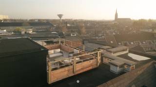 <p><span>SINT-NIKLAAS - </span><span>Op zoek naar een energiezuinig appartement in het centrum? Dan is dit stijlvolle appartement precies wat je zoekt!</span></p><p><span> </span></p><p><span>Enkele troeven op een rij:</span></p><ul><li><span>Kwalitatieve renovatie met oog voor detail</span></li><li><span>Energiezuinig dankzij de gemeenschappelijke warmtepomp en doorgedreven isolatie</span></li><li><span>Twee ruime slaapkamers</span></li><li><span>Met zicht op het Stadspark</span></li></ul><p><span> </span></p><p><span>Indeling:</span><span><br />Via de inkomhal kom je in de lichtrijke leefruimte met open, volledig ingerichte keuken. De grote raampartijen zorgen voor een prachtig uitzicht over het Stadspark.<br />Verder beschikt het appartement over een ruime berging/wasplaats, een moderne badkamer met inloopdouche en lavabomeubel, en twee comfortabele slaapkamers.<br />Vanop het terras achteraan geniet je in alle rust.<br />Afzonderlijk toilet aanwezig.</span></p><p><span> </span></p><p><span>Het appartement is gelegen op de tweede verdieping (lift in het gebouw).</span></p><p><span> </span></p><p><span>Extra:</span></p><p><span>Gemeenschappelijk </span><span>dakterras </span><span>met magnifiek uitzicht over Sint-Niklaas.</span></p><p><span> </span></p><p><span> </span></p><p><span>Beschikbaar: </span><span>onmiddellijk<br /></span><span>Huurprijs: </span><span>€ 1.150 + € 120 algemene onkosten</span></p><p><span>Provisie verwarming € 100 /maand<br /></span><span>E-peil: </span><span>60</span></p><p><span> </span></p><p><span>Benieuwd naar dit unieke woonaanbod? Vraag snel je bezoek aan via onze website.</span></p><p><span> </span></p>