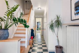 Bel-etagewoning met achterhuisWoonst met 3 slaapkamers, ruime garage en multifunctioneel achterhuis (± 42 m²). Zonnige, zuid georiënteerde tuin met...