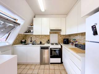 Op zoek naar een comfortabel appartement met een uitstekende ligging? Dit verzorgde appartement op de tweede verdieping van een kleinschalige residentie combineert ruimte, licht en een centrale locatie.

Via de inkomhal, voorzien van een stijlvolle glazen deur naar de leefruimte, geniet u meteen van een aangenaam ruimtelijk gevoel. De lichtrijke woonkamer met groot raam en rolluik vormt een gezellige leefomgeving. Aansluitend bevindt zich de volledig ingerichte keuken, uitgerust met een kookplaat, dampkap, oven en koelkast met diepvries.

Het appartement beschikt over drie volwaardige slaapkamers, waarvan één met een gezellig balkon. Verder zijn er een badkamer met ligbad en lavabo, een afzonderlijk toilet en een praktische berging met toegang tot de zolder, ideaal als extra stockageruimte.

Extra troeven: privatieve autostaanplaats voor de deur - centrale ligging in het centrum van Melle - winkels, openbaar vervoer en andere voorzieningen op wandelafstand - vlotte verbinding naar de R4, E17 en E40

Verder beschikt dit appartement over parlofoon, cv op aardgas (ind.) en dubbel glas. GEEN lift in de residentie - EPC 192/UC2753317 - beschikbaar vanaf 1/11/2026 - GEEN STUDENTEN

Bezoekaanvragen ENKEL VIA MAIL: beheer@vastgoednbeheer.be - BIV 506.884/BIV 514.268