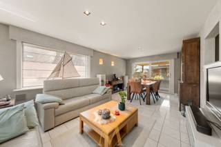 In een rustige en kindvriendelijke woonwijk, op een boogscheut van het centrum van Waregem, bevindt zich deze perfect onderhouden alleenstaande woning. Dankzij de kwalitatieve afwerking, talrijke vernieuwingen en energiezuinige voorzieningen is dit de ideale thuis voor wie op zoek is naar comfort, rust en privacy.<br /><br />Bij het binnenkomen word je verwelkomd in de inkomhal met gastentoilet. De lichtrijke leefruimte met gezellige zithoek en eetplaats sluit naadloos aan op de volledig uitgeruste keuken met kwalitatieve SMEG-toestellen en een stijlvol marmeren werkblad. Vanuit zowel de leefruimte als de keuken geniet je van een vlotte verbinding met het zonnige terras, de tuin en de garage met elektrische sectionaalpoort.<br /><br />Op de verdieping bevinden zich drie ruime slaapkamers, waarvan één met ingebouwde dressing, en een vernieuwde badkamer.<br /><br />Ook buiten is het heerlijk vertoeven. De volledig omheinde tuin biedt maximale privacy en beschikt over een overdekt terras, een stijlvol padouken tuinhuis, een vijver en een extra klinkerterras. De recent geplaatste carport (2024) en ruime oprit zorgen voor voldoende parkeergelegenheid.<br /><br />Bovendien werden de keuken, badkamer, ramen, carport en tuininrichting de voorbije jaren vernieuwd, waardoor de woning volledig instapklaar is.<br /><br />TROEVEN: 19 zonnepanelen (2020), elektrische rolluiken, dimbare verlichting, vliegenramen, regenwaterput van 5.000 liter en EPC-label C. <br /><br />Interesse of een bezoek?<br />Contacteer Maxime Vanneste via 0498 44 78 00 of info@maximevanneste.be.