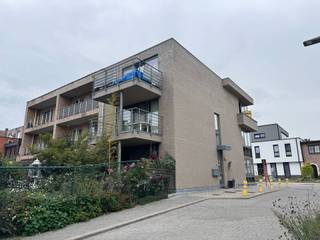 Op een uitstekende locatie in Mechelen bevindt zich dit appartement met 2 slaapkamers en garagebox. Dit gebouw is gelegen in een rustige, doodlopende straat vlakbij de Leuvense vaart. Toch geniet u van een uitstekende bereikbaarheid.We betreden het appartement op de tweede verdieping via de inkomhal met apart gastentoilet. De leefruimte geniet van veel lichtinval door de grote raampartijen. Hier kunt u een gezellige zithoek en eetplaats inrichten. De open keuken is mooi geïntegreerd in het geheel en is voorzien van alle toestellen, met aangrenzend de berging/wasruimte. De nachthal geeft ons verder toegang tot de 2 slaapkamers en de badkamer voorzien van dubbele lavabo, ligbad en toilet. Op het ruime terras kunt u steeds in alle rust genieten van het mooie weer. Mogelijkheid tot huren van een bovengrondse garagebox mits +100euro/maand.