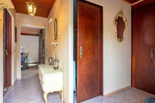 In een aangename en rustige woonomgeving vinden we deze degelijke gelijkvloerse woning.

Via de inkomhal betreedt u de woning. De gezellige leefruimte, opgedeeld in een eet- en zithoek, vormt het hart van het huis en geniet van een aangename lichtinval. Aansluitend bevindt zich de ruime keuken met plaats voor een eettafel.

De woning beschikt over twee slaapkamers en een badkamer uitgerust met douche, lavabomeubel en toilet. Daarnaast is er een grote wasberging, wat zorgt voor extra praktische bergruimte. De veranda zorgt voor een extra gezellige plek om het hele jaar door te genieten.

Buiten vindt u een omheinde tuin met tuinberging en serre – ideaal voor tuinliefhebbers. De woning beschikt bovendien over een garage en een grote oprit, waardoor er parkeergelegenheid is voor meerdere wagens.

Bent u op zoek naar een verzorgde, gelijkvloerse woning met tuin en garage in Essen? Dan is dit zeker een bezoek waard!

Contacteer ons vandaag nog voor meer informatie of een bezichtiging: info@vastgoed03.be - 03/568.03.03
