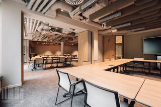 Kwalitatieve <strong>kantoren van 419 m² te huur</strong>. Ook andere oppervlaktes mogelijk van<strong> 419 m² tot 2.187m²</strong>. De kantoren maken deel uit van Airport Plaza Campus, een bedrijvenpark met een uitzonderlijke ligging die aan de hoogste internationale normen voldoet.<br /><br />Het bestaat uit vijf onafhankelijke kantoorgebouwen met eigen ontvangsthal en een centraal knooppunt dat toegang biedt tot de kantoorgebouwen en tot de verschillende diensten zoals gedeelde vergaderzalen, lounge, winkel, persoonlijke conciërgedienst, wasserette, restaurants, ... <br /><br />De twee ondergrondse parkeerlagen zijn gemeenschappelijk voor de vijf gebouwen; met een totaal van 689 binnen- en 67 parkeerplaatsen buiten. Elk gebouw beschikt over een terras van 200 m² voor privégebruik. Het flexibele, functionele en gezellige complex heeft een uitzonderlijke ligging vlakbij de internationale luchthaven van Zaventem. <br /><br />Contacteer <strong>PANORAMA B2B</strong> voor bijkomende inlichtingen, plannen of een vrijblijvend bezoek <strong>0477 09 00 09</strong>