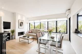 <p>Recent volledig vernieuwd en instapklaar appartement gelegen op de 4de verdieping van een verzorgd en perfect onderhouden gebouw. Ideaal gesitueerd aan de Groenenborgerlaan met vlotte verbinding naar belangrijke uitvalswegen, universiteiten, winkels en scholen. Bovendien bevindt u zich op wandelafstand van diverse parken en openbaar vervoer, wat zorgt voor een perfecte combinatie van bereikbaarheid en groen.<br />Indeling: ruime inkomhal met praktische ingemaakte kasten, royale en lichtrijke leef- en eetruimte met grote raampartijen en een prachtig open uitzicht, moderne volledig ingerichte keuken met rechtstreekse toegang tot een ruim balkon, drie volwaardige slaapkamers en een stijlvolle badkamer met inloopdouche.<br />Bijzonderheden:<br />Airconditioning aanwezig<br />Kelderberging inbegrepen<br />Goede EPC-score (B)<br />Perfect onderhouden gebouw<br />Lage maandelijkse kosten<br />Zoveel ruimte (125m2) 3 volwaardige slaapkamers, alle comfort en kwaliteit op deze topligging is zeldzaam.<br />Maak nu snel uw afspraak voor onze eerste bezoekdag op zaterdag 14 maart en mis deze unieke opportuniteit niet!</p>