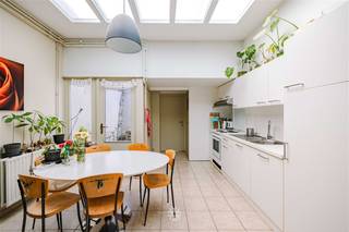 <p><span>GENT – Op zoek naar een ruime woning met 3 slaapkamers en een aparte studio in Gent? Dan is dit pand iets voor u! </span></p><p><span> </span></p><p><span>De belangrijkste troeven in een notendop: </span></p><p><span>- Conformiteitsattest aanwezig</span></p><p><span>- 3 kamers met elk eigen lavabo</span></p><p><span>- 1 studio met eigen keukentje en badkamer</span></p><p><span>- Ruime leefruimte met open keuken</span></p><p><span>- Gezellig koertje</span></p><p><span>- Aanwezigheid grote fietsenberging/mogelijkheid tot omvormen garage.</span></p><p><span>Indeling: </span></p><p><span>Het gelijkvloers bestaat uit een fietsenberging vooraan de woning. Verder loopt u door richting de ruime leefruimte met open keuken en toegang richting het gezellig terras. </span></p><p><span>Verder is er een doucheruimte met inloopdouche, en een apart toilet. </span></p><p><span> </span></p><p><span>Zo zien de verdiepingen eruit: </span></p><p><span>Op de eerste verdieping bevinden zich de eerste 2 lichtrijke kamers met eigen lavabo.</span></p><p><span>Op de bovenverdieping kan u de 3e slaapkamer terugvinden met daarnaast een studio met eigen keuken en badkamer met douche en toilet. </span></p><p><span> </span></p><p><span>Belangrijk: </span></p><p><span>Richtprijs: 299.000 euro </span></p><p><span>EPC: Label C</span></p><p><span> </span></p><p><span>Neem contact op met Hannelore voor verdere info of een bezoek ter plaatse: 09 245 24 24 of <span>hannelore@axellenaerts.be</span></span><span> </span></p><p><span> </span></p>