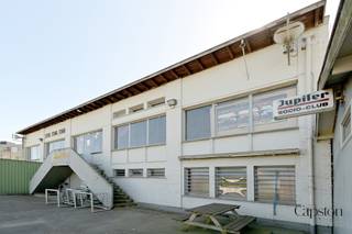 Het gebouw bestaat uit een gelijkvloers met 2 vergaderruimtes, ruimte voor keuken en toiletten.
De bovenverdieping omvat een heel grote ruimte met een vaste bar.
EPC: label F met U.C. 20260605-0003884412-KNR-1
P & G-score: A