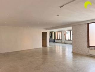 <p><span>Kantoorruimte te huur voor vrije beroepen in het centrum van Borgerhout</span></p><p><span>In het centrum van Borgerhout bevindt zich deze kantoorruimte op de tweede verdieping van een verzorgd gebouw. De ruimte is achteraan gelegen, waardoor u in alle rust kan werken. Dankzij de centrale ligging zijn openbaar vervoer, winkels en andere voorzieningen vlot bereikbaar. De kantoorruimte biedt bovendien verschillende mogelijkheden qua inrichting en is ideaal voor vrije beroepen.</span></p><p><span>Indeling:</span><span><br />Achteraan bevindt zich de ruime kantoorruimte op de tweede verdieping, die momenteel als open ruimte is ingericht. Dankzij de open indeling zijn er nog verschillende mogelijkheden om de ruimte naar eigen wens in te delen, bijvoorbeeld als open space of met afzonderlijke werkplekken. De vloer is voorzien van handige stopcontacten, wat zorgt voor een praktische inrichting.</span></p><p><span>Verder beschikt het kantoor over een keuken, waardoor u eenvoudig uw eigen maaltijden of pauzes kan organiseren. Daarnaast is er een praktische berging aanwezig die kan dienen voor de stockage van materiaal en benodigdheden. Op dezelfde verdieping bevindt zich ook een apart toilet.</span></p><p><span>Nuttige informatie:</span><span><br />· Gemeenschappelijke kosten: 125 euro/maand (inclusief water, verwarming, elektriciteit, minuterie van de gemeenschappelijke delen) </span></p><p><span>· Huurwaarborg: 3 maanden<br />· Plaatsbeschrijving: 225 euro per partij<br />· EPC: 462 kWh/(m² jaar) label E<br />· Beschikbaar vanaf: 15/10/2026</span></p><p><span> </span></p><p><span>Voor meer info of een bezoek ter plaatse, bel ons op 03-449 42 41 of mail ons via hallo@habicom.be.</span></p><p><span><br /></span><span>Benieuwd naar de waarde van jouw woning?  Check het gratis op <span>www.watismijnhuiswaard.be</span></span><span> </span></p><p><span> </span></p>