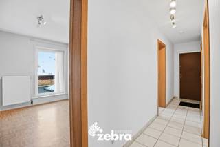 Dit appartement met 2 slaapkamers bevindt zich op een vlot bereikbare locatie in Roeselare, nabij het stadscentrum. In de directe omgeving zijn er diverse winkels, bakkers, slagers, horecazaken, openbaar vervoer, sportfaciliteiten en scholen te vinden, wat het wonen bijzonder praktisch maakt. <br /><br />Het appartement is gelegen op de eerste verdieping van de verzorgde residentie Interlude en is eenvoudig bereikbaar met de lift. <br />Bij het binnenkomen treft u een inkomhal aan, waarna u toegang krijgt tot de lichtrijke woon- en eetkamer met een terras aan de voorgevel. Aansluitend bevindt zich de keuken met praktische berging met toegang tot het tweede terras van 39 m².<br /><br />Via de hal bereikt u de twee volwaardige slaapkamers en badkamer, deze is voorzien van een ligbad en lavabomeubel. Verder is er ook nog een apart toilet.<br /><br />Bovendien is het appartement is uitgerust van dubbele beglazing, centrale verwarming op aardgas, EPC label B, gordijnen, ...<br />Kortom, dit appartement is de perfecte uitvalsbasis voor wie comfortabel wil wonen op een steenworp van het centrum van Roeselare, met alle nodige voorzieningen binnen handbereik. <br /><br />Mogelijkheid tot aankopen van een garage.<br /><br /><strong>Ook wild geworden van deze thuis?<br />Twijfel niet langer en leg vandaag nog uw bezoek vast!</strong>