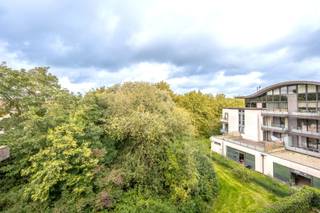 Ontdek dit gerenoveerde appartement met terras (avondzon) te Sint-Kruis. Het appartement onderging in een grondige renovatie (o.a. nieuwe keuken, radiatoren, ventilatie, parket,..)<br /><br />Indeling:<br />Woonverdieping: zithoek, eetplaats, open keuken (kookplaat, dampkap, oven, micro, koelkast, diepvries, vaatwas, spoelzone), berging met aansluitingen wasmachine en droogkast, toegang tot terras met zicht op groen.<br />Slaapverdieping: slaapkamer en badkamer (met douche, toilet en dubbel lavabomeubel).<br /><br />Ondergronds:<br />Garagebox 37 in de ondergrondse verdieping is inbegrepen met licht, elektriciteit en handige rekken. Daarnaast is ook een ondergrondse kelderberging inbegrepen alsook plaats in de gemeenschappelijke fietsenberging.<br /><br />Tot slot is er ook steeds makkelijk parking te vinden voor het gebouw. <br /><br />Van dit instapklare appartement uw nieuwe thuis/investeringsappartement maken?<br /><br />Meer informatie of voor het inplannen van een bezoek: contacteer Bonne Vastgoed 7 op 7 via 050/73.73.73 of via info@bonnevastgoed.be