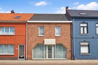 Gelegen in het hart van het charmante Eeklo, biedt deze prachtige woning met vier slaapkamers, drie garages, terras en een zonnige tuin, een...
