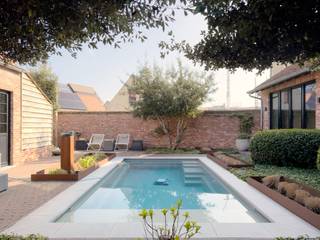 "THE ONE AND ONLY" Cette maison d'exception, aux finitions haut de gamme, est parfaitement entretenue et équipée de tout le confort moderne. Elle comprend 4/5 chambres à coucher, une piscine chauffée et un garage double, dans un quartier très calme de Knokke-Heist. Agencement de cette superbe maison : un hall d'entrée spacieux avec placards et W.C., un grand bureau (pouvant servir de chambre à coucher) avec placards intégrés, un magnifique séjour avec cheminée design, coin repas et coin salon, et une cuisine exceptionnellement bien équipée avec tous les appareils électroménagers. Une buanderie avec placards intégrés comprend un réfrigérateur supplémentaire et un défroisseur. Le jardin, baigné de soleil et paysagé, est agrémenté d'une piscine chauffée. Au premier étage se trouve la suite parentale avec un grand dressing et une salle de bains privative équipée d'une double vasque, d'une douche à l'italienne, d'une baignoire et d'un sauna. On y trouve également une deuxième chambre à coucher, une grande buanderie avec branchements pour lave-linge et sèche-linge, et une kitchenette avec réfrigérateur sur le palier. Au deuxième étage, on trouve deux autres chambres à coucher spacieuses, chacune dotée d'un placard intégré et d'un coin TV, ainsi qu'une magnifique salle de bains avec double vasque, douche à l'italienne et baignoire. Le jardin, superbement paysagé, comprend une piscine chauffée, des terrasses accueillantes et un accès à un garage double avec espace de rangement et grenier. La maison est économe en énergie grâce à 24 panneaux solaires et deux pompes à chaleur. En résumé : une villa récente aux finitions exceptionnelles, tant à l'intérieur qu'à l'extérieur, offrant de beaux espaces dans une ambiance chaleureuse !