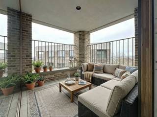 <p><span>Dit aangename appartement bevindt zich op de </span><span>5de verdieping</span><span> van een verzorgd gebouw met lift. Bij het binnenkomen kom je in een ruime inkomhal met een apart toilet en een moderne douchekamer, uitgerust met een dubbele lavabo. Het appartement beschikt over </span><span>twee volwaardige slaapkamers</span><span>.</span></p><p><span>Dankzij de </span><span>hoekligging</span><span> wordt de leefruimte omgeven door grote raampartijen, wat zorgt voor een overvloed aan natuurlijk licht en een open, aangenaam gevoel met een mooi uitzicht. De leefruimte sluit naadloos aan op de open keuken, die volledig is geïnstalleerd met moderne en energiezuinige toestellen, waaronder een efficiënte koel-vriescombinatie. Vanuit de leefruimte heb je directe toegang tot het </span><span>mooie terras</span><span>.</span></p><p><span>Het appartement wordt volledig geschilderd en voorzien van gordijnen &amp; verlichting. </span></p><p><span>Het appartement maakt deel uit van een </span><span>groene, bijna energieneutrale woonsite</span><span>, gelegen in een park met beschermd natuurgebied. Bovendien bevindt het zich op slechts </span><span>500 meter van het commerciële centrum van Wilrijk</span><span>. Antwerpen is vlot bereikbaar op tien minuten rijden, en ook de A12 en E19 richting Brussel liggen op slechts enkele minuten afstand. Er is een </span><span>fietsenstalling met oplaadpunten voor elektrische fietsen</span><span> voorzien.</span></p><p><span>Kosten:</span></p><ul><li><span>50,- euro  provisie voor verwarming</span></li><li><span>95,- euro vaste kosten (gebouwbeheer, onderhoud van de gemeenschappelijke delen, lift, elektriciteit van de gemeenschappelijke delen, enz.)</span></li></ul><p><span>Dit appartement is ideaal voor wie op zoek is naar modern wooncomfort in een groene en rustige omgeving, zonder in te boeten aan bereikbaarheid.</span></p><p><span>Interesse? Neem gerust contact op voor meer informatie of een bezichtiging.</span></p><p><span> </span></p><p><span> </span></p>