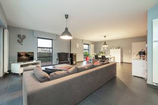 In een zeer rustige straat in Vosselaar, op korte afstand van het centrum en dagelijkse voorzieningen, vindt u deze verrassend ruime woning met...