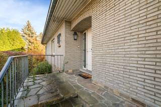 <p><strong>Te koop: ruime open bebouwing in Sterrebeek, gelegen in een rustige woonwijk en op korte afstand van het centrum.</strong></p>
<p>Deze woning uit 1967 biedt een royale indeling en een grote tuin van 578 m². Dankzij de ligging in een residentiële buurt, nabij openbaar vervoer en het centrum van Sterrebeek, geniet u van een perfecte combinatie van rust en bereikbaarheid. Scholen, winkels en invalswegen bevinden zich op wandelafstand, waardoor dit huis ideaal is voor gezinnen.</p>
<p><strong>Belangrijkste ruimtes:</strong></p>
• Woonkamer (37,3 m²) met veel lichtinval<br />• Keuken (24,2 m²) met ruimte voor eethoek<br />• 4 slaapkamers (8,5 m², 9,8 m², 13,0 m² en 24,0 m²)<br />• 2 badkamers (5,7 m² en 4,9 m²)<br />• Garage (24,0 m²)<br />• Kelder (31,0 m²)<br />• Veranda en terras<br />• Tuin (578 m²) met veel mogelijkheden<br />• Wijnkelder
<p><strong>Troeven:</strong><br />• Nabij openbaar vervoer<br />• Gelegen in een rustige woonwijk<br />• Op korte afstand van het centrum van Sterrebeek</p>
<p>Neem vandaag nog contact op met uw ERA-makelaar voor een bezoek.</p>
<p>JOUW DROOMHUIS. ZO GEVONDEN!</p>