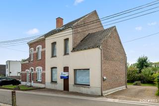 *** RESERVEER UW BEZOEK VIA WWW.POLARES ***<br /><br />Bent u op zoek naar een verzorgde, instapklare woning op een uitstekende locatie? Dan is deze charmante woning in Overijse zeker een bezoek waard. Gelegen op een centrale ligging tussen Overijse en Hoeilaart, vlak bij de oprit van de E411 en op slechts 1,5 km van alle belangrijke supermarkten (Colruyt, Delhaize, Aldi, ...), geniet u hier van een ideale combinatie van bereikbaarheid en wooncomfort.<br />Deze compacte woning werd doorheen de jaren met de grootste zorg onderhouden en is volledig instapklaar. Bovendien werden al heel wat belangrijke investeringen uitgevoerd: volledige dubbele beglazing, nieuwe keuken, nieuwe badkamer (2022), en een recente Vaillant-gasketel (2024).<br /><br />Op het gelijkvloers vindt u een inkomhal, een praktische keuken, een gezellige eetkamer met zithoek en een moderne badkamer met douche, lavabo en toilet.<br />De eerste verdieping beschikt over twee bijzonder ruime slaapkamers. Eén van de slaapkamers biedt via een vaste trap toegang tot de zolderverdieping. Deze ruimte biedt een mooie opportuniteit om, mits inrichting, nog twee extra slaapkamers, een hobbyruimte of een thuiskantoor te creëren.<br /><br />Achteraan bevindt zich een gezellige, volledig zuidgerichte tuin waar u de hele dag van de zon kunt genieten. De tuin is compact en daardoor onderhoudsvriendelijk, maar tegelijk een heerlijke plek om te ontspannen.<br /><br />Dankzij de uitstekende staat van onderhoud, de uitbreidingsmogelijkheden en de gunstige ligging is deze woning ideaal als starterswoning, voor een alleenstaande of voor een koppel dat op zoek is naar een comfortabele woning met toekomstpotentieel.<br /><br />Een instapklare woning met veel troeven op een topligging. <br />Plan vandaag nog uw bezoek en ontdek zelf wat deze woning te bieden heeft!