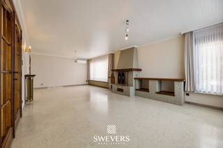 Voor meer info en foto’s, surf naar www.swevers.be – Deze ruime woning op Zevenboomkensstraat 34 in Alken verrast met haar veelzijdige indeling, aangename lichtinval en tal van mogelijkheden voor wie comfortabel en ruim wil wonen. De woning, gebouwd in 1972, heeft een bewoonbare oppervlakte van 211 m² en bevindt zich op een zuidgericht perceel van 7a 81ca. Op het gelijkvloers geniet u van een ruime leefruimte met open verbinding tussen woonkamer en eetkamer, een <br />praktische keuken van 14 m², een berging, een speelruimte en een extra slaapkamer. Verder is er nog een stookplaats, een wasruimte, doucheruimte, garage en een werkhuis. Op de eerste verdieping bevinden zich drie volwaardige slaapkamers van 19 m², 18 m² en 9 m², samen met de badkamer en een aansluitend terras. Buiten biedt de tuin alle ruimte om in alle rust van het zonnige karakter van het perceel te genieten. Extra pluspunten zijn de veranda, glazen serres, houtkachel, airco in de woonkamer, keuken en één slaapkamer, een waterontharder, regenwaterput van ca. 3000 liter, nieuwe gordijnen van 2025, een wachtbuis voor gas en een vernieuwde oprit uit 2013. De ligging is bovendien rustig én praktisch, met scholen en kinderopvang op 240 meter, een bushalte op 130 meter, het station op 2,3 km en de snelweg op 5,8 km. Een ideale gezinswoning met veel potentieel op een vlot bereikbare locatie. Voor meer informatie, bel 012 699 900. Bron bewoonbare oppervlakte: EPC – verslag.