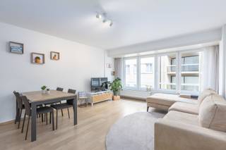 <strong>LICHTRIJK APPARTEMENT MET LATERAAL ZEEZICHT</strong><br /><br />In de standingvolle residentie Kursaal, gelegen in de IJzerstraat 30B te Oostende, bevindt zich dit stijlvol appartement op de 4e verdieping. Gelegen in een rustige zijstraat van de zeedijk, op wandelafstand van het Kursaal, biedt deze ligging het perfecte evenwicht tussen stadsleven en zee.<br />Het appartement is instapklaar en in perfecte staat. De inkomhal met handige berging leidt naar een lichtrijke woonkamer met aangenaam lateraal zeezicht. Aansluitend bevindt zich de open, volledig ingerichte keuken, voorzien van onder andere een vaatwasmachine. Verder zijn er twee volwaardige slaapkamers en een recent vernieuwde badkamer.<br />In de residentie is er een privatieve kelder en een gemeenschappelijke fietsenberging beschikbaar.<br /><br /><strong>Praktische informatie: </strong>
<ul>
	<li>Oppervlakte: 75 m²</li>
	<li>Provisie op vaste kosten: 100€ / maand</li>
	<li>EPC: label C </li>
</ul>