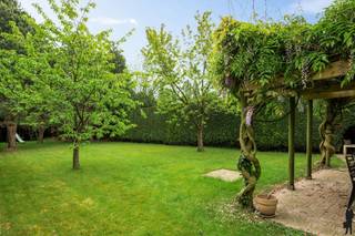 <strong>Charmante villa met 4 slaapkamers, 2 badkamers en tuin met volledige privacy</strong><br /><br /><strong>Algemeen:</strong><br />- Bewoonbare oppervlakte: ca. 240 m²<br />- Oost georiënteerd perceel van 1220 m²<br />- Volledige privacy <br />- Optimale lichtinval<br />- Grote leefruimte (ca. 50 m²) met authentieke parketvloer<br />- Volledig geïnstalleerde keuken met Siemens toestellen <br />- Master bedroom en douchekamer op het gelijkvloers<br />- 3 grote slaapkamers op de eerste verdieping<br />- Badkamer met ligbad <br />- Inpandige garage met wasplaats/berging<br />- Grote oprit met voldoende parkeergelegenheid<br /><br /><strong>Onmiddellijke omgeving:</strong><br />- Zeer vlotte bereikbaarheid naar Antwerpen en Brussel (E19 en trein)<br />- Nabij het centrum van Kontich-Waarloos met scholen, winkels, openbaar vervoer en verschillende natuurgebieden op fiets- en wandelafstand<br /><br /><strong>Technische kenmerken:</strong><br />- Bouwjaar 1958 ; eerste renovatie 1996<br />- Zeer degelijke constructie<br />- Aanbouw gelijkvloers (2005)<br />- CV op gas <br />- Kelder en kruipruimte onder gehele woning<br />- Rieten dak reeds vernieuwd<br />- Dubbele beglazing PVC profielen met automatische rolluiken <br /><br /><strong>Indeling:</strong><br /><span>Gelijkvloerse verdieping (ca. 145 m²)</span><br />- Inkomhal met vestiairekast<br />- Apart gastentoilet<br />- Grote leefruimte met veel raampartijen <br />- Volledig geïnstalleerde keuken met toegang tot tuin en terras<br />- Aanbouw met master bedroom en douchekamer<br />- Garage met wasplaats <br />- Toegang naar de kelder<br /><br /><span>Eerste verdieping (ca. 96 m²)</span><br />- Traphal <br />- 3 ruime slaapkamers <br />- Badkamer met ligbad en 2 WT<br />- Toegang bergzolder onder het dak<br /><br />Voor meer informatie kan u terecht op www.deboerenpartners.be.