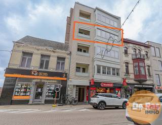 WETTEREN - Dit instapklaar appartement vindt u op een uitstekende locatie op de markt van Wetteren. De ligging van dit pand is bijzonder aantrekkelijk met scholen, banken, supermarkten, horecazaken en winkels in de directe omgeving. Daarnaast geniet dit appartement van een heel goede bereikbaarheid door de nabijheid van het openbaar vervoer, belangrijke invalswegen en de E40.<br /><br />Naar indeling toe beschikt het appartement over een inkomhal met gastentoilet, een lichtrijke woonkamer, een aparte keuken met eerste terras, een badkamer, 2 ruime slaapkamers en een berging. De slaapkamers geven uit op het terras achteraan.<br />Verder is er ook nog een kelder in begrepen op -1.<br /><br />Naar comfort toe beschikt het appartement over een lift, verwarming op aardgas (nieuwe ketel 2022), een conforme elektriciteitskeuring, dubbele beglazing (ALU), elektrische rolluiken,...<br /><br />Het appartement wordt momenteel verhuurd aan € 865 + € 55 (AK).<br /><br />Kortom, bent u op zoek naar een instapklaar appartement zonder zorgen met 2 slaapkamers pal in het centrum van Wetteren? Aarzel dan niet en maak snel uw afspraak: 053/60.65.60