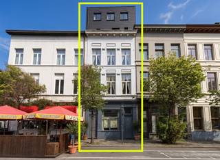 <p>Op een absolute toplocatie aan de Marnixplaats, op het bekende Zuid in Antwerpen, bevindt zich dit solide opbrengsteigendom. Deze gegeerde buurt staat bekend om haar sterke en stabiele huurmarkt, uitstekende bereikbaarheid en blijvende vraag, wat dit pand bijzonder aantrekkelijk maakt voor investeerders die op zoek zijn naar een betrouwbare en direct renderende vastgoedopportuniteit.</p><p>Het gebouw, kadastraal gekend als <em><i>Building</i></em>, bestaat uit vier verhuurde wooneenheden. Het werd doorheen de jaren zorgvuldig onderhouden en verkeert in een verzorgde algemene staat. Alle units zijn momenteel verhuurd aan stabiele huurders, wat zorgt voor een onmiddellijk rendement vanaf de akte en een zorgeloze instap voor de koper.</p><p>Dankzij de combinatie van ligging, stabiele bezetting en bewezen huuropbrengsten biedt dit eigendom een interessante en duurzame investeringskans in één van de meest gegeerde residentiële wijken van Antwerpen. Een ideale opportuniteit voor wie op zoek is naar een solide investering met direct rendement in een blijvend sterke verhuurmarkt.</p>