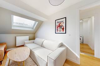 Info en bezoeken: 02 315 51 71Ontdek dit eigentijdse, volledig gerenoveerde en gezellige appartement, ideaal gelegen in Schaarbeek. Vlakbij winkels,...