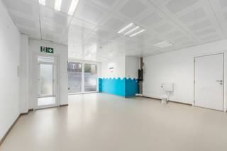 <p>Te koop: gesloten handelspand in het centrum van Lebbeke, gelegen aan de Brusselsesteenweg, op korte afstand van invalswegen en voorzieningen.</p>
<p>Dit karaktervolle pand, gebouwd tussen 1919 en 1930, biedt veel potentieel voor wie op zoek is naar een veelzijdige investering. Dankzij de centrale ligging is het ideaal bereikbaar voor klanten en bezoekers. Bovendien kan het zowel als handelspand als woning worden gebruikt, wat extra flexibiliteit biedt voor ondernemers of gezinnen.</p>
<p> </p>
<p>Belangrijkste ruimtes:<br />• Woonkamer met voldoende lichtinval, ideaal als ontvangstruimte of leefruimte.<br />• Keuken met basisvoorzieningen, klaar voor verdere inrichting.<br />• Vier slaapkamers, geschikt voor gezinsbewoning of kantoorruimte.</p>
<p>Troeven:<br />• Veel potentieel voor renovatie of herinrichting.<br />• Centraal gelegen nabij winkels, openbaar vervoer en invalswegen.<br />• Geschikt voor zowel commerciële als residentiële doeleinden.</p>
<p> </p>
<p>Neem vandaag nog contact op met je ERA-makelaar voor een bezoek.</p>
<p>JOUW DROOMHANDELSPAND. ZO GEVONDEN!</p>