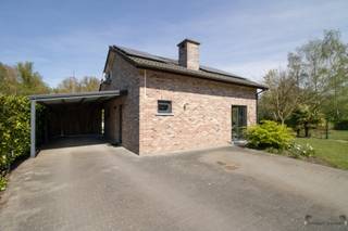 <p><span>Chalet met 2 slaapkamers met unieke locatie op 2.373 m². </span></p><p><span> </span></p><p><span>Geen permanente bewoning mogelijk. </span></p><p><span> </span></p><p><span>Gelijkvloers:</span></p><p><span>Inkomhal met apart toilet. </span></p><p><span>Leefruimte met open keuken van 35,5 m².</span></p><p><span>Deze is ingedeeld met zithoek voorzien van een sfeerhaard als bijverwarming, eetkamer en open keuken voorzien van:</span></p><p><span>- Koelkast</span></p><p><span>- Kookplaat</span></p><p><span>- Dampkap</span></p><p><span>- Vaatwasmachine</span></p><p><span>- Combi-oven</span></p><p><span>Lichtrijke veranda van 19,5 m² met prachtig uitzicht op de tuin. </span></p><p><span>Badkamer van 6 m² voorzien van:</span></p><p><span>- Enkele lavabo op meubel.</span></p><p><span>- Douche in bad.</span></p><p><span>Wasplaats/berging van 5 m². </span></p><p><span> </span></p><p><span>Eerste verdieping: </span></p><p><span>Ruime nachthal met 2 slaapkamers. </span></p><p><span>- Slaapkamer 1: 20 m².</span></p><p><span>- Slaapkamer 2: 13,5 m². </span></p><p><span>Beiden slaapkamers zijn voorzien van ingemaakte kastruimte. </span></p><p><span>In de nachthal is er via ingemaakte schuifwanden toegang tot een bergingszolder van 7 m² nuttige ruimte. </span></p><p><span> </span></p><p><span>Tuin:</span></p><p><span>Terras van 30 m². </span></p><p><span>Overdekt terras op het water van 8,5 m². </span></p><p><span>Carport aan woning van 27 m² met berging 12 m². </span></p><p><span>Carport van 12 m².</span></p><p><span>Gezellig ingericht tuinhuis van 12 m². </span></p><p><span>Tuinhok van 10,5 m². </span></p><p><span> </span></p><p><span>BIJZONDERHEDEN: </span></p><p><span>Er is een PV opgemaakt o.a. voor het verwijderen van de bijgebouwen en bestrating. Voor meer info gelieve een e-mail te sturen naar ss@janssenenjanssen.be. </span></p><p><span> </span></p><p><span>Stedenbouwkundige inlichtingen: Vergunning aanwezig, geen verkavelingsvergunning, geen voorkooprecht, geen maatschappelijke herstelmaatregel opgelegd, gebied voor verblijfsrecreatie. </span></p>