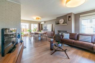 TOPLIGGING<br />Een volledig instapklare en energiezuinige (EPC-label: B) woning met oa. 3 slaapkamers, 2 mooi aangelegde terrassen + tuin, garage en 100% conforme elektrische installatie (tot 2051). Ideaal gelegen in een rustige-doodlopende straat, nabij invalswegen.<br /> <br />Op het gelijkvloers: inkomhal, living/leefruimte + eetkamer (samen 37,80m²), veranda (12.00m²), lichtrijke geïnstalleerde keuken (16.15m² - inductie kookplaat, dampkap, oven, vaatwasser, frigo, microgolf), berging (5.60m²), badkamer (inloopdouche en lavabo), toilet; <br />Op de eerste verdieping: nachthal, slaapkamer 1 (17.70m²), slaapkamer 2 (17,80m²), slaapkamer 3 (11,60m²), bureau (4,50m²), wc;<br />Verder: bergzolder (40, 00m²), 2 knappe en ruime aangelegde terrassen (31,00m² + 33,70m²), tuin, tuinhuisje, oprit en ondergrondse garage ( 6,50mx 3,93m).<br /><br />Buitenschrijnwerk Hout + Alu dubbel glas met rolluiken - Centrale verwarming op aardgas<br />EPC: 183 kWh/m² (label: B) - UC: 0003811621<br /> Perceeloppervlakte: 4a 65ca <br />Nutsvoorzieningen: water, gas, elektriciteit, alarminstallatie, regenwaterput (5000L), 22 zonnepanelen, waterverzachter, 5x airco’s<br />Vrij bij akte.<br />Stedenbouwkundige inlichtingen in aanvraag.