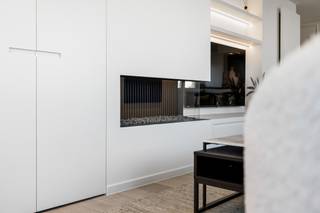 Prachtig gerenoveerd appartement met zicht over het Zegemeer te Knokke.<br /><br />Indeling: Inkomhal met vestiaire en gastentoilet. Volledig geïnstalleerde open keuken, eethoek, ruime lichtrijke woonkamer, drie volwaardige slaapkamers met telkens een eigen badkamer.<br />Mogelijkheid tot aankoop van een garagebox in de residentie.<br /><br />Luxueus gerenoveerd appartement! Interesse contacteer ons.