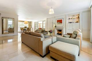 Villa de luxe sur un terrain de 1 708 m², idéalement située à Hamont-Achel. Au rez-de-chaussée, la villa dispose d'un hall d'entrée spacieux...