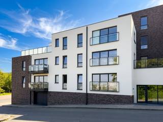 <p><span>Au premier étage d'un bel immeuble récent de standing au centre ville, bel appartement 2 chambres lumineux avec terrasse en état impeccable. L'appartement se compose d'un hall d'entrée carrelé de 5 m² vers le beau séjour de 40 m² et sa cuisine ouverte toute équipée, d'un hall de nuit vers les deux belles chambres sous parquet massif de 18 et 15 m². Une salle de bain équipée d'un meuble double vasque et d'un radiateur porte serviettes. Buanderie de 8 m² et toilette séparée. Cave. VMC double flux. Entrée sécurisée. Porte blindée. Chaudière au gaz à condensation. Vidéophone. Cuisine Ixina. Porte blindée. Cave. PEB B. Faire offre à partir de 270.000 €. Infos et visites au 02/355.50.55.</span></p>