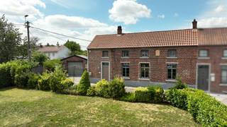 SOUS OPTION Jolie maison 3 façades avec jardin arrière et grand garage. En retrait de la route et à proximité des axes vers Bruxelles, belle...