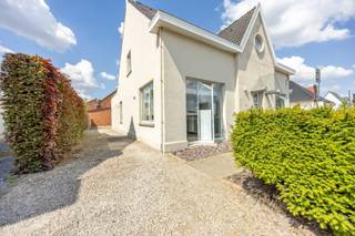 Op zoek naar een ruime woning of combinatie wonen/werken op een stratistische locatie in Waregem?<br /><br />Dit pand – momenteel ingeschreven als handelspand – biedt heel wat inrichtingsmogelijkheden en ruimte. Een functiewijziging naar wonen is mogelijk, wat het ideaal maakt voor wie op zoek is naar een open bebouwing met potentieel.<br /><br />TROEVEN:<br />* GEEN RENOVATIEVERPLICHTING (EPC D)<br />* TOPLIGGING met uitstekende bereikbaarheid en zichtbaarheid<br />* PRIVATE PARKEERPLAATSEN op eigen terrein<br />* RUIME INDELING – geschikt voor woonfunctie, praktijk, kantoor of atelier<br />* TWEE VERDIEPINGEN – veel ruimte en licht<br />* GOED ONDERHOUDEN<br /><br />INDELING:<br />Het gelijkvloers omvat een inkomhal, momenteel ingericht als wachtruimte, en meerdere aparte ruimtes die vlot herbestemd kunnen worden tot leefruimte, keuken, bureau of slaapkamer.<br /><br />Op de eerste verdieping zijn er extra kamers die inzetbaar zijn als slaapkamers, kantoorruimte of hobbyruimte. De structuur laat een flexibele herindeling toe.<br /><br />Er is ook ruime parkeergelegenheid op het terrein – een meerwaarde voor bewoners of bezoekers.<br /><br />Dit pand is perfect voor wie een open bebouwing zoekt met ruimte en mogelijkheden, op een toplocatie in Waregem.<br /><br />Ref. LS/25046/K<br />EPC: 447 kWh/m² UC: 20230819-0002966118-KNR-1