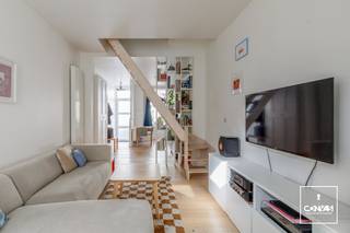Door de <strong>centrale ligging</strong> van deze woning nabij Gent-Sint-Pietersstation heeft u een vlotte verbinding naar de binnenring van Gent, de R4 en de E17/E40. Op wandel- en fietsafstand vindt u universiteiten/hogescholen, het Smak, het Citadelpark en het Miljoenenkwartier. Verder zijn tal van winkels, scholen en ontspanningsmogelijkheden in de buurt. <br /><br />Op het gelijkvloers bevindt zich de <strong>open keuken</strong> met eetplaats en aansluitend de zithoek. Achterin heeft u toegang tot een apart toilet, de badkamer met douche en het koertje. Op het eerste verdiep bevinden zich <strong>twee ruime slaapkamers</strong>, waarvan een met mezzanine wat kan gebruikt worden als stockage. Met vaste trap gaat u naar het tweede verdiep waar u nog eens <strong>één slaapkamer</strong> heeft.<br /><br />Bijzonderheden: EPC label C - elektriciteit conform - asbestveilig<br /><br />Ideaal als starterswoning of voor uw studerende kinderen. Contacteer ons voor meer informatie en/of een bezoek via <strong>hallo@convas.be</strong>